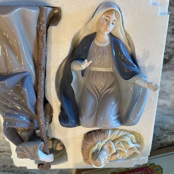 Grandeur Noel 2002 Holy Family Large Porcelain Nativity Set Collector's Edition - Picture 4 of 6